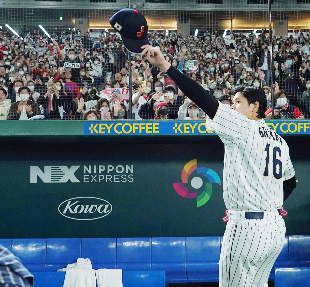 ＷＢＣ日本代表（侍ジャパン）１次ラウンドＢ組　日本対中国　勝利投手の大谷翔平は、ファンの歓声に応えながら引き揚げる＝２０２３年３月９日