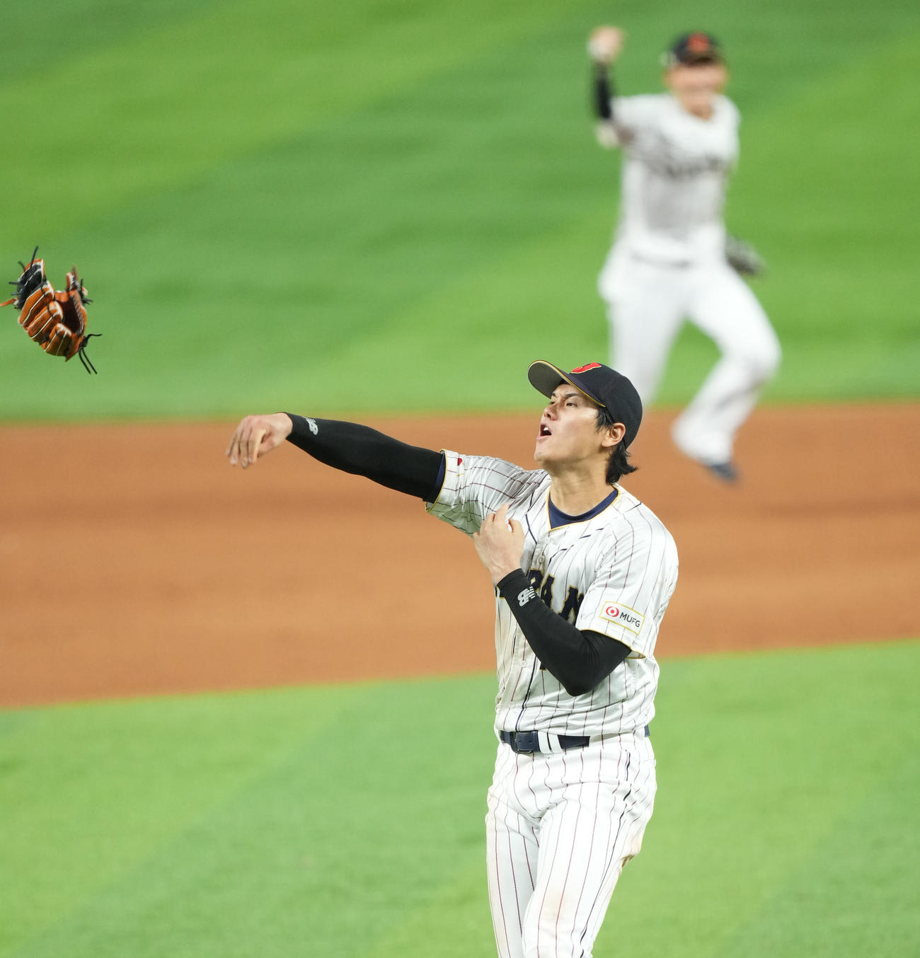 ＷＢＣ日本代表（侍ジャパン）決勝　日本対米国　世界一を決め、喜びを爆発させ帽子を投げる大谷翔平＝２０２３年３月21日