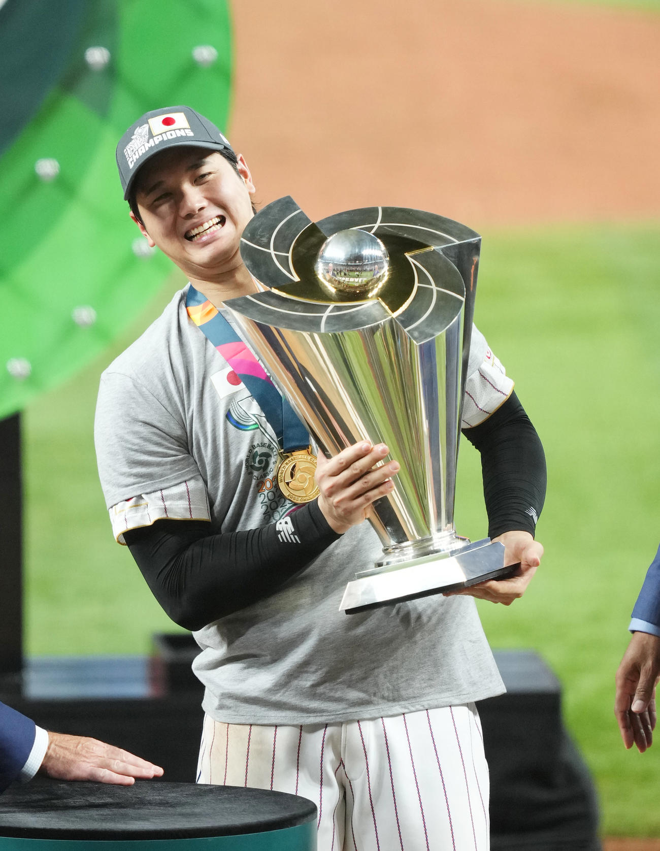 ＷＢＣ日本代表（侍ジャパン）決勝　日本対米国　世界一を決め、優勝トロフィーを手に笑顔を見せる大谷翔平＝２０２３年３月21日