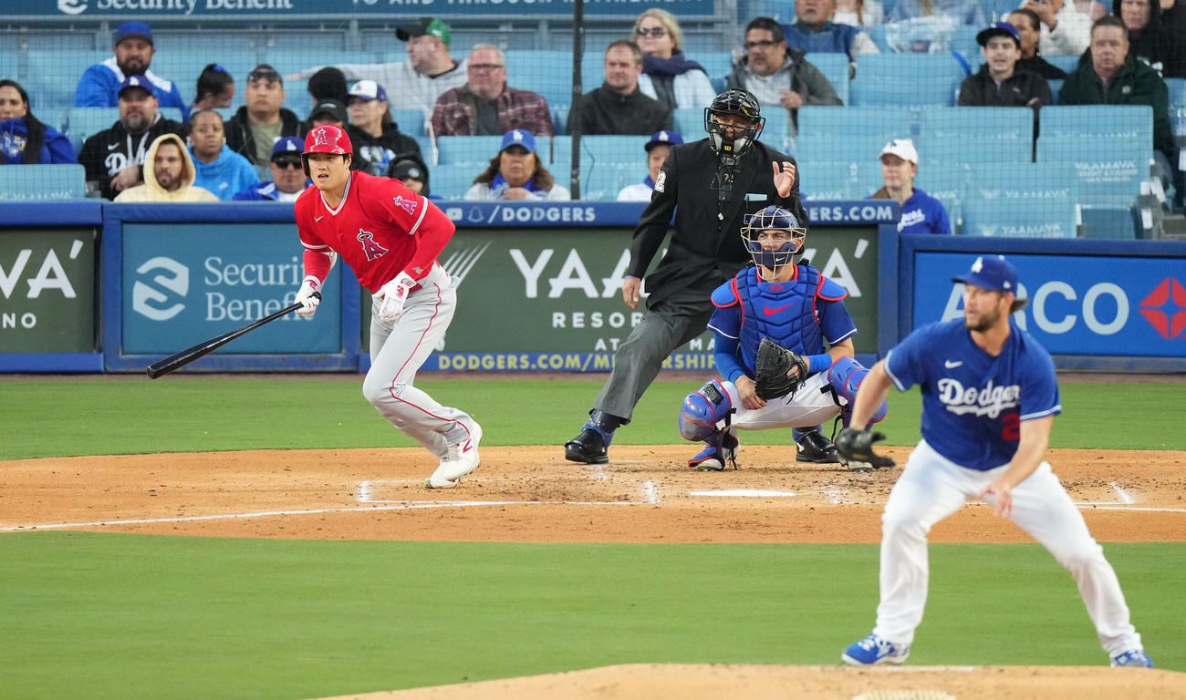 オープン戦　ドジャース対エンゼルス　４回表エンゼルス２死、クレイトン・カーショー（手前）から右前打を放つ大谷翔平＝２０２３年３月26日