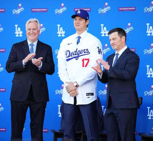 ドジャース入団会見でマーク・ウォルターオーナー（左）、アンドリュー・フリードマン編成本部長（右）と記念写真に納まる大谷翔平