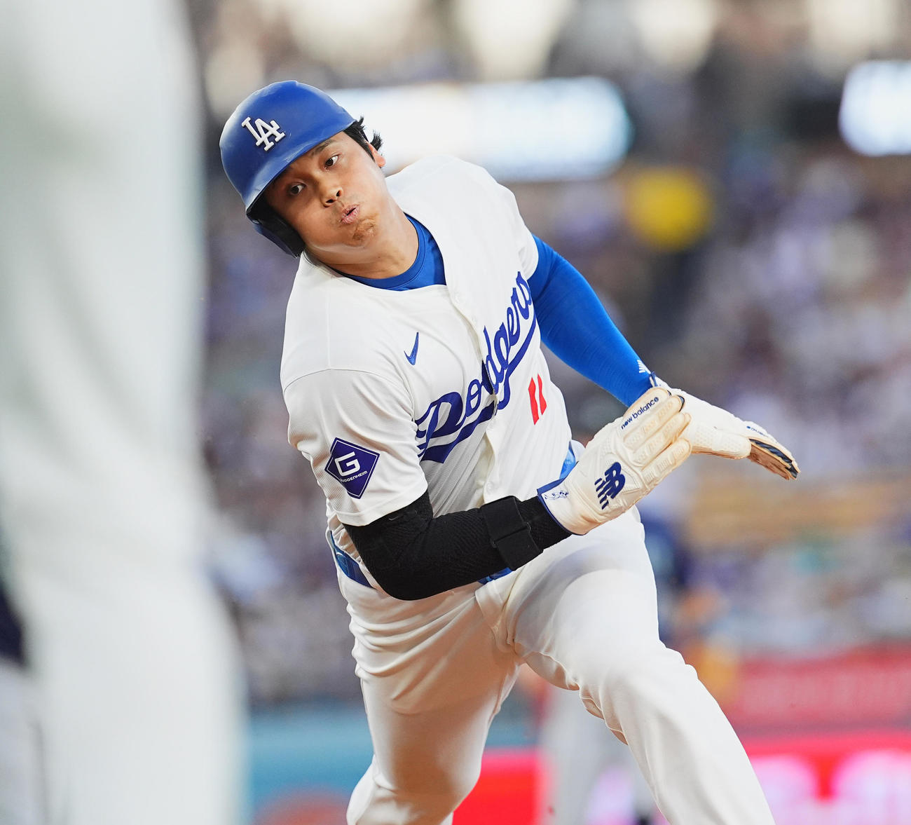 ドジャース対マリナーズ　1回裏ドジャース2死一塁、打者テオスカー・ヘルナンデスの時、二塁盗塁を狙うもけん制され、一塁に帰塁＝2024年8月19日