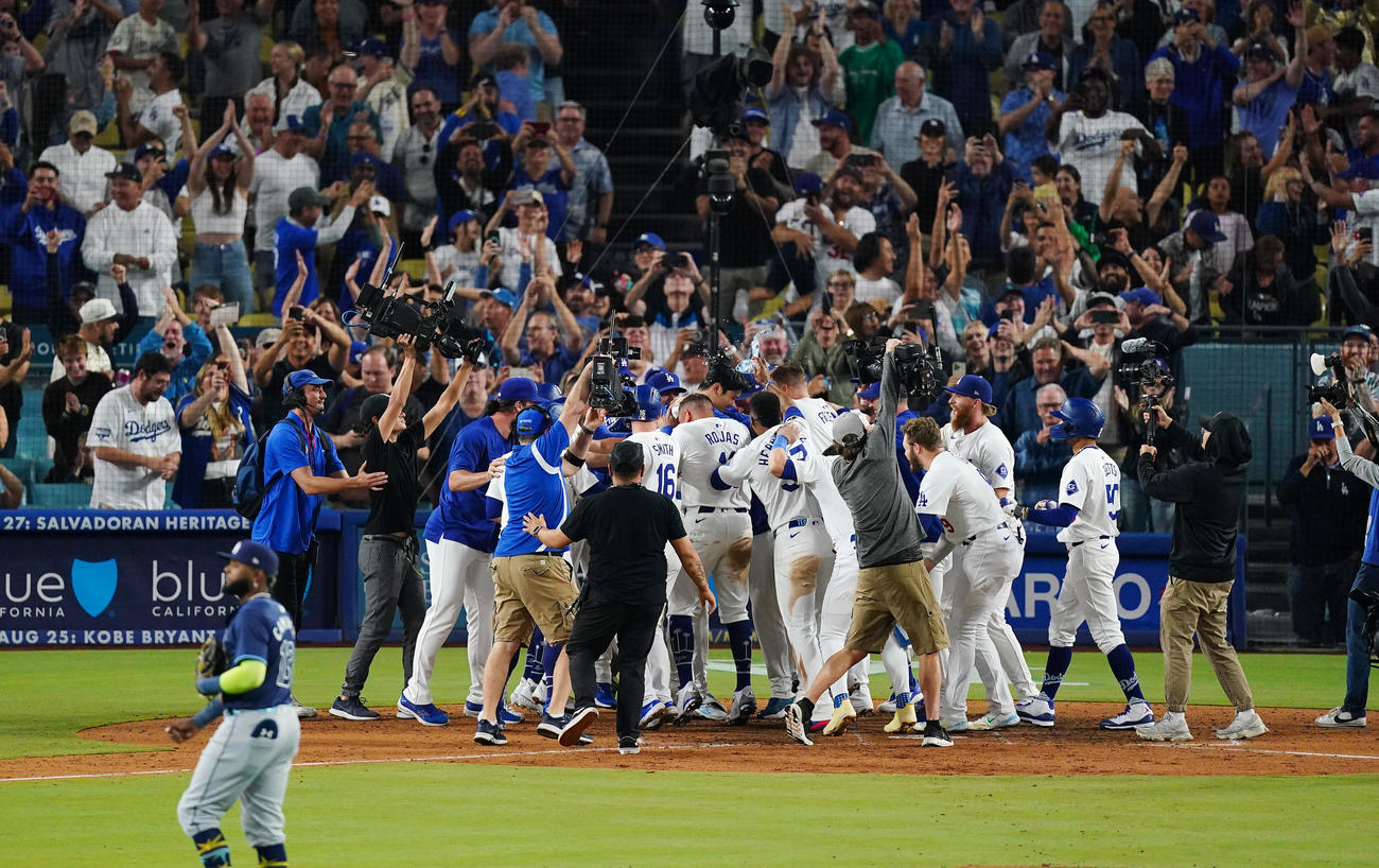 ドジャース対レイズ　9回裏ドジャース2死満塁、サヨナラの満塁本塁打を放ち、歓喜の輪の中で祝福される＝2024年8月23日