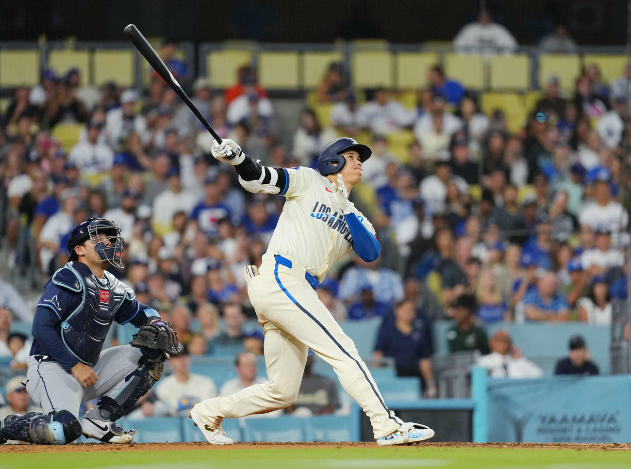 ドジャース対レイズ　5回裏ドジャース1死一塁、右越えに41号2点本塁打を放つ＝2024年8月24日