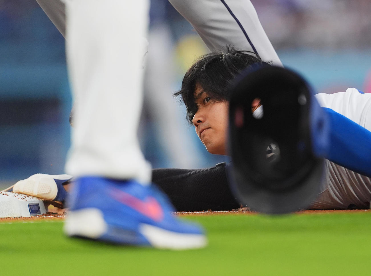 ドジャース対マリナーズ　1回裏ドジャース2死一塁、打者テオスカー・ヘルナンデスの時、二塁盗塁を狙うもけん制され、一塁に帰塁＝2024年8月19日