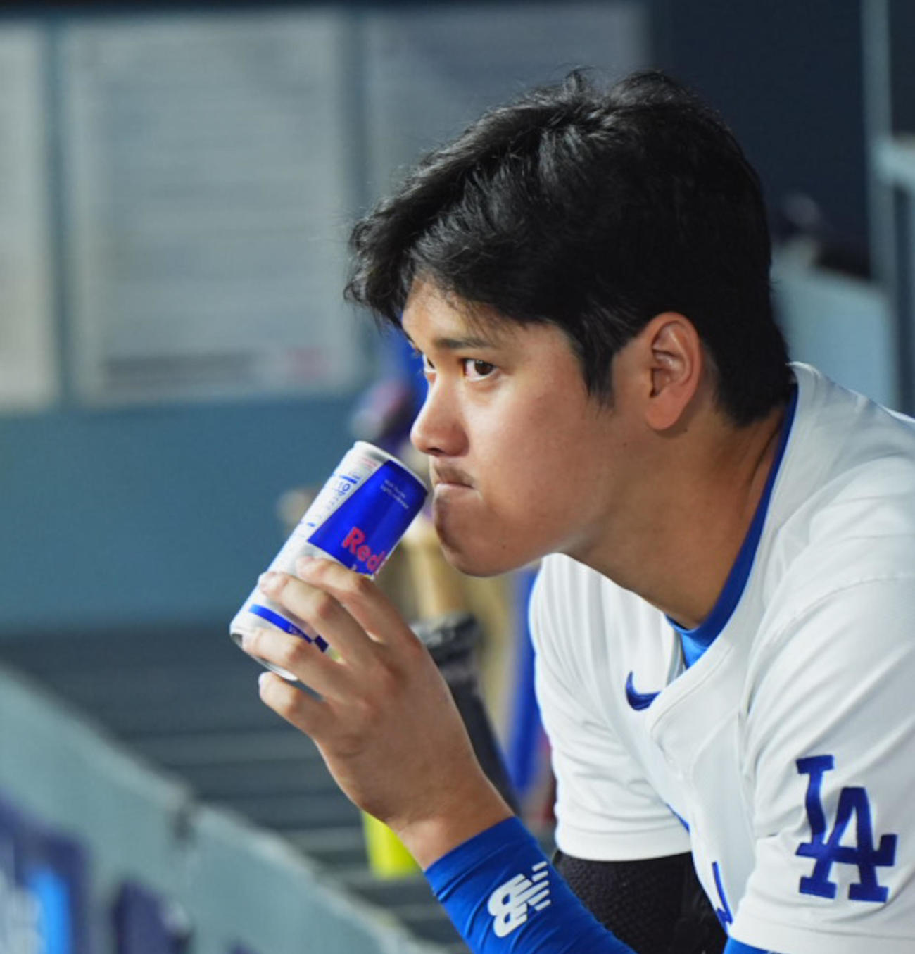 ドジャース対オリオールズ　試合中、ベンチで水分補給する＝2024年8月29日