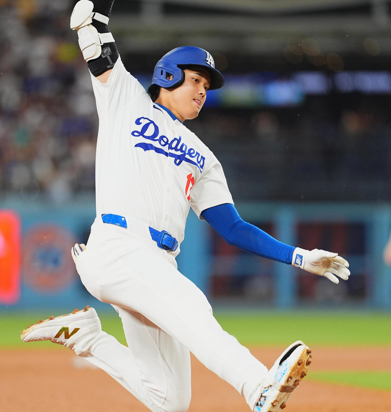 ドジャース対マリナーズ　3回裏ドジャース1死、右三塁打を放ち、三塁に滑り込む＝2024年8月20日