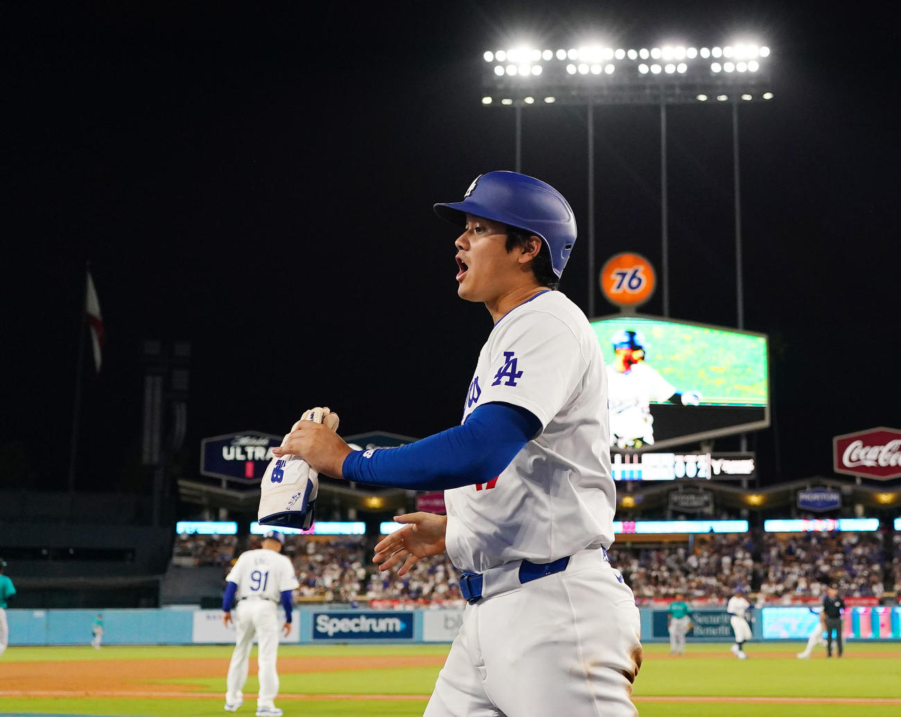 ドジャース対マリナーズ　3回裏ドジャース2死一、二塁、ベッツの左2点適時二塁打で一塁から生還し、声を上げる＝2024年8月21日