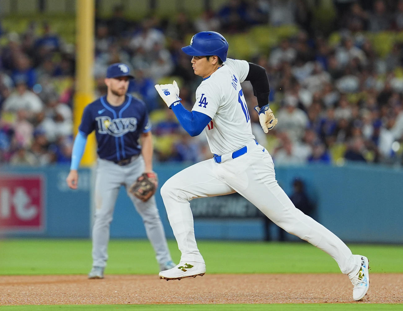ドジャース対レイズ　ドジャース対レイズ　4回裏ドジャース1死一塁、打者フリーマンの時、二塁盗塁を決める＝2024年8月23日