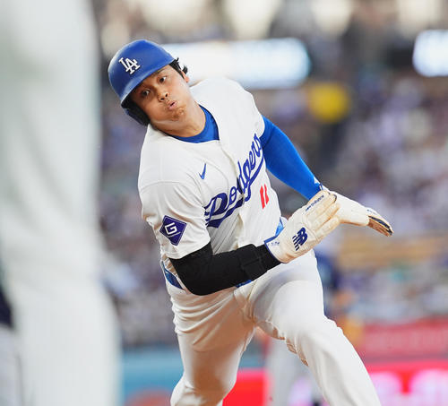 ドジャース対マリナーズ　1回裏ドジャース2死一塁、打者テオスカー・ヘルナンデスの時、二塁盗塁を狙うもけん制され、一塁に帰塁＝2024年8月19日