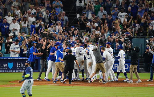 ドジャース対レイズ　9回裏ドジャース2死満塁、サヨナラの満塁本塁打を放ち、歓喜の輪の中で祝福される＝2024年8月23日