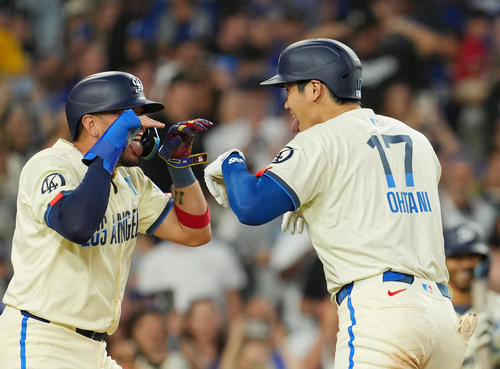 ドジャース対レイズ　5回裏ドジャース1死一塁、右越えに41号2点本塁打を放ち、ロハス（左）と愛犬デコピンのポーズをとる大谷＝2024年8月24日