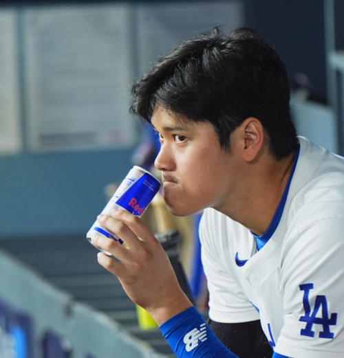 ドジャース対オリオールズ　試合中、ベンチで水分補給する＝2024年8月29日