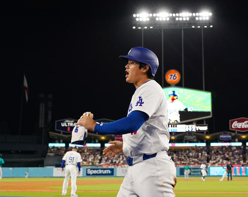 ドジャース対マリナーズ　3回裏ドジャース2死一、二塁、ベッツの左2点適時二塁打で一塁から生還し、声を上げる＝2024年8月21日
