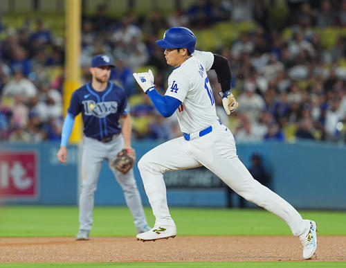 ドジャース対レイズ　ドジャース対レイズ　4回裏ドジャース1死一塁、打者フリーマンの時、二塁盗塁を決める＝2024年8月23日