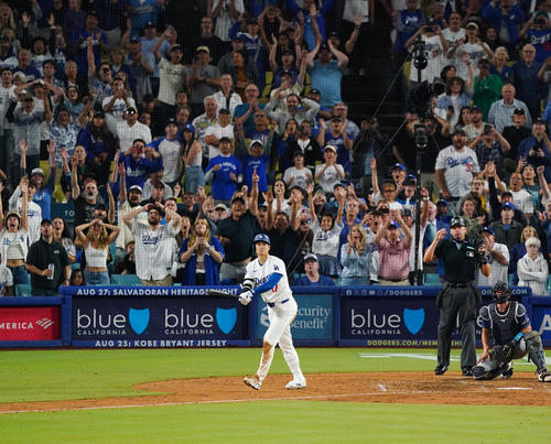 ドジャース対レイズ　9回裏ドジャース2死満塁、サヨナラ満塁本塁打を放つ＝2024年8月23日