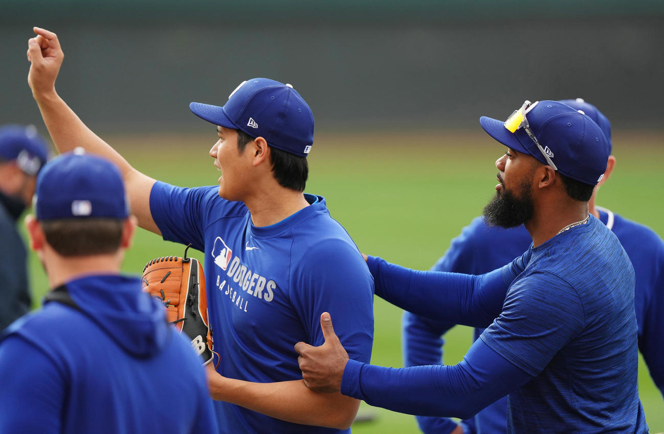 練習フィールドを間違えたドジャース大谷は、T・ヘルナンデス（右端）に引き留められる（撮影・菅敏）