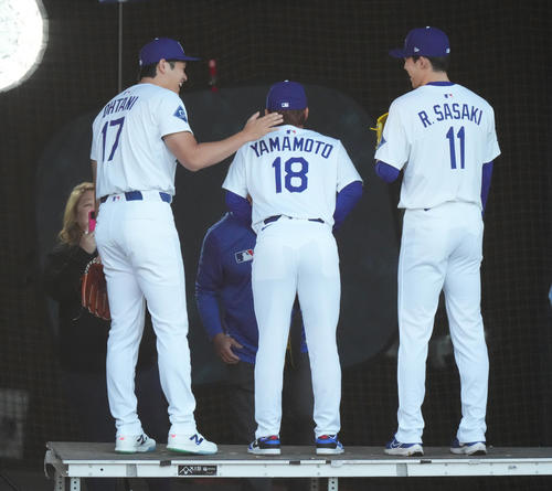 フォトデーで写真に納まる、左からドジャース大谷、山本、佐々木（撮影・菅敏）