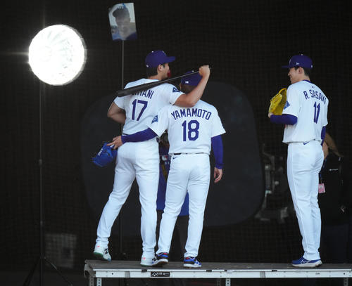 フォトデーで正面に貼られたタイガース前田健太の写真を前に和気あいあいと撮影に臨む、左からドジャース大谷、山本、佐々木（撮影・菅敏）