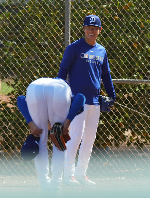 山本（後方）に深々と頭を下げて練習に付き合ってもらう大谷（撮影・菅敏）
