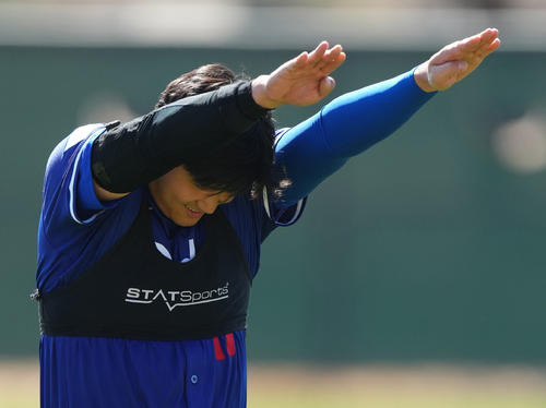 2月26日、トレーニングに合間におどけるドジャース大谷（撮影・菅敏）