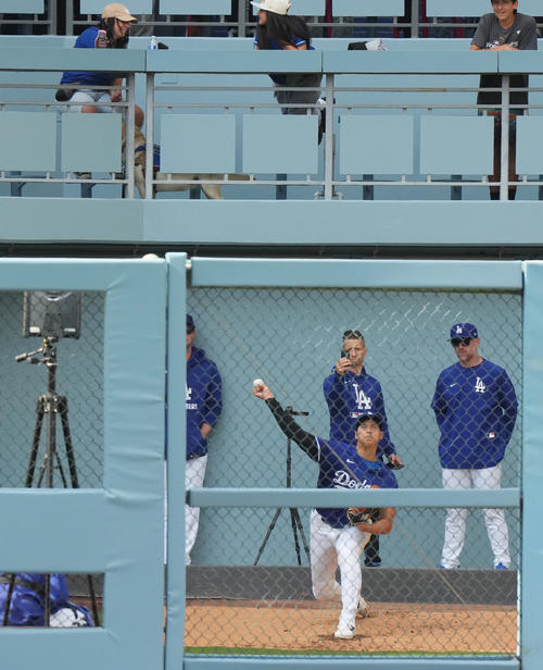 ファンが連れているワンちゃんを背に投球練習をするドジャース大谷（撮影・菅敏）