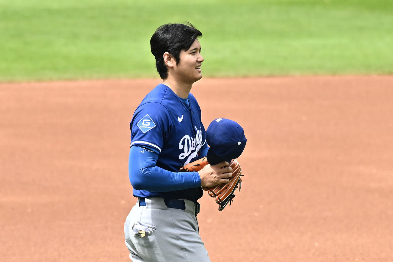 メッツ対ドジャース　ライブBPに笑顔で臨むドジャース大谷翔平（中央）＝2025年5月25日　