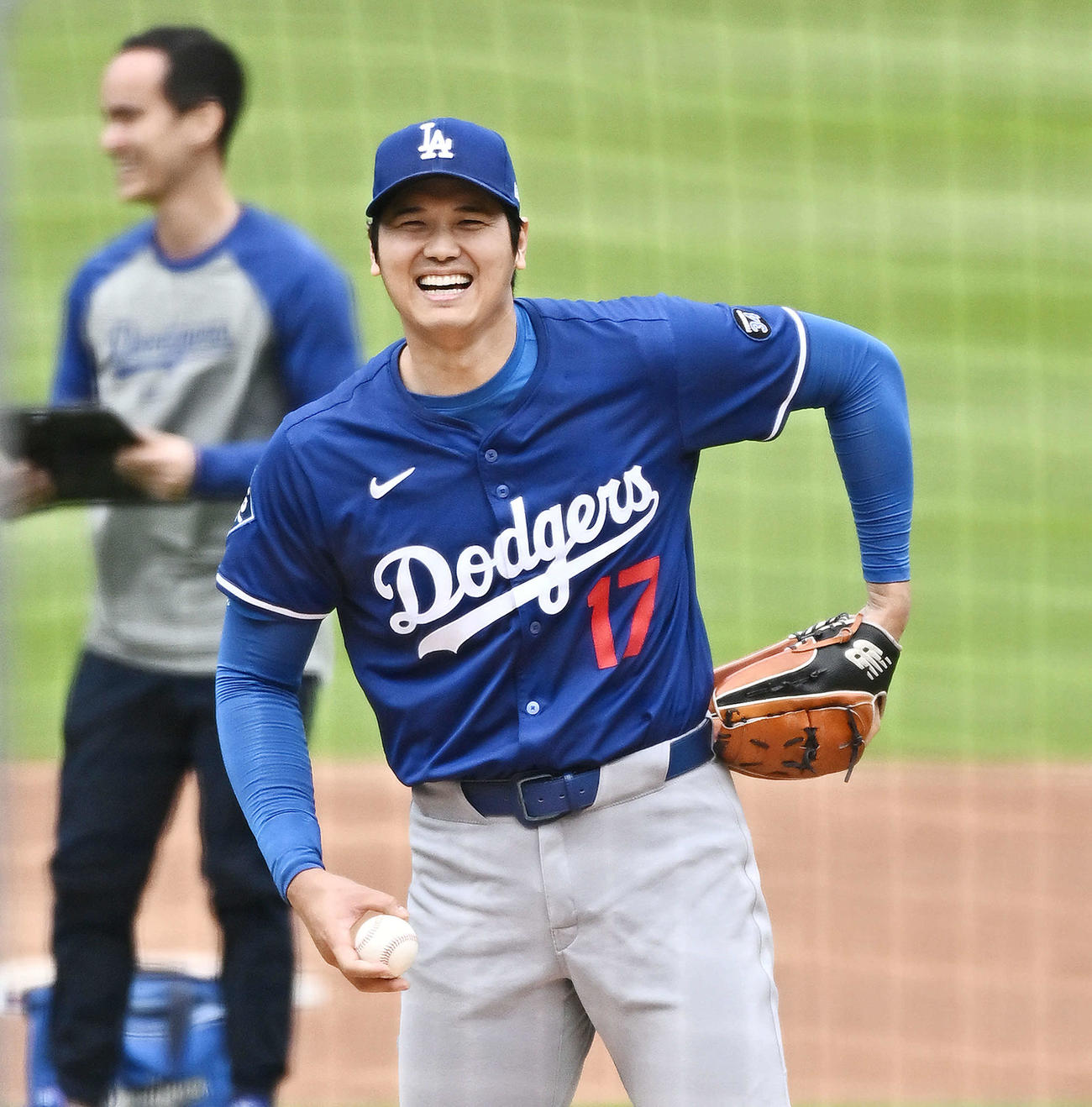 メッツ対ドジャース　ライブBPに笑顔で臨むドジャース大谷翔平（中央）＝2025年5月25日　