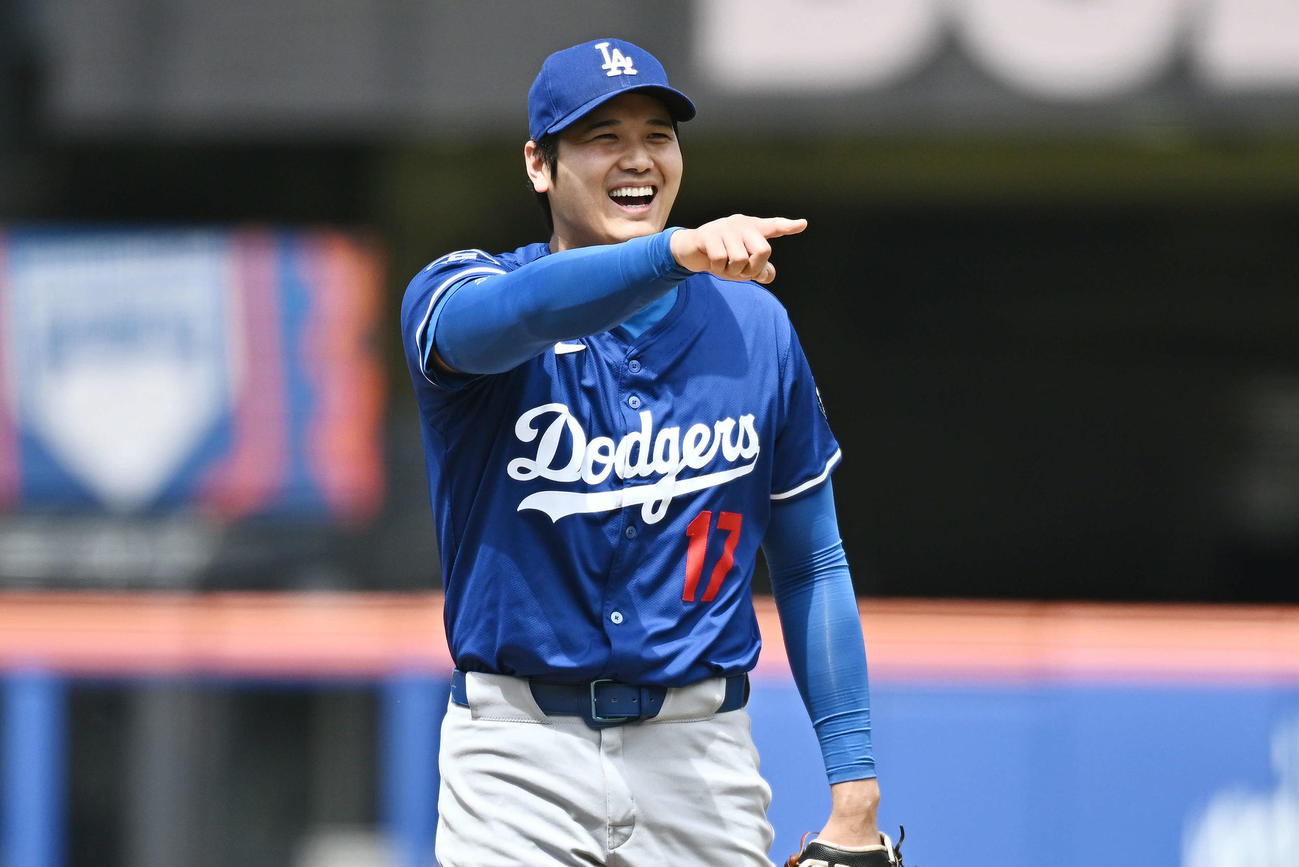 メッツ対ドジャース　ライブBPに笑顔で臨むドジャース大谷翔平（中央）＝2025年5月25日　