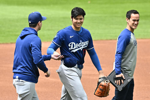 メッツ対ドジャース　ライブBPに笑顔で臨むドジャース大谷翔平（中央）＝2025年5月25日　