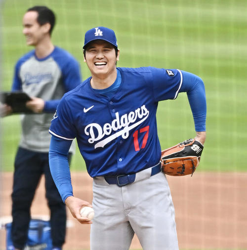 メッツ対ドジャース　ライブBPに笑顔で臨むドジャース大谷翔平（中央）＝2025年5月25日　