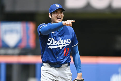 メッツ対ドジャース　ライブBPに笑顔で臨むドジャース大谷翔平（中央）＝2025年5月25日　