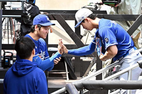 メッツ対ドジャース　ライブBPを終えたドジャース大谷翔平（左）は打者を務めた金慧成とタッチをかわす＝2025年5月25日　