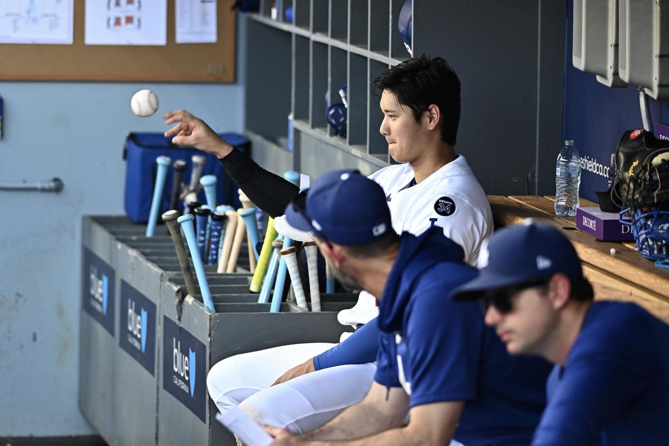 15日、ドジャース対ジャイアンツ　ベンチでにこやかにボールを投げるドジャース大谷（撮影・滝沢徹郎）