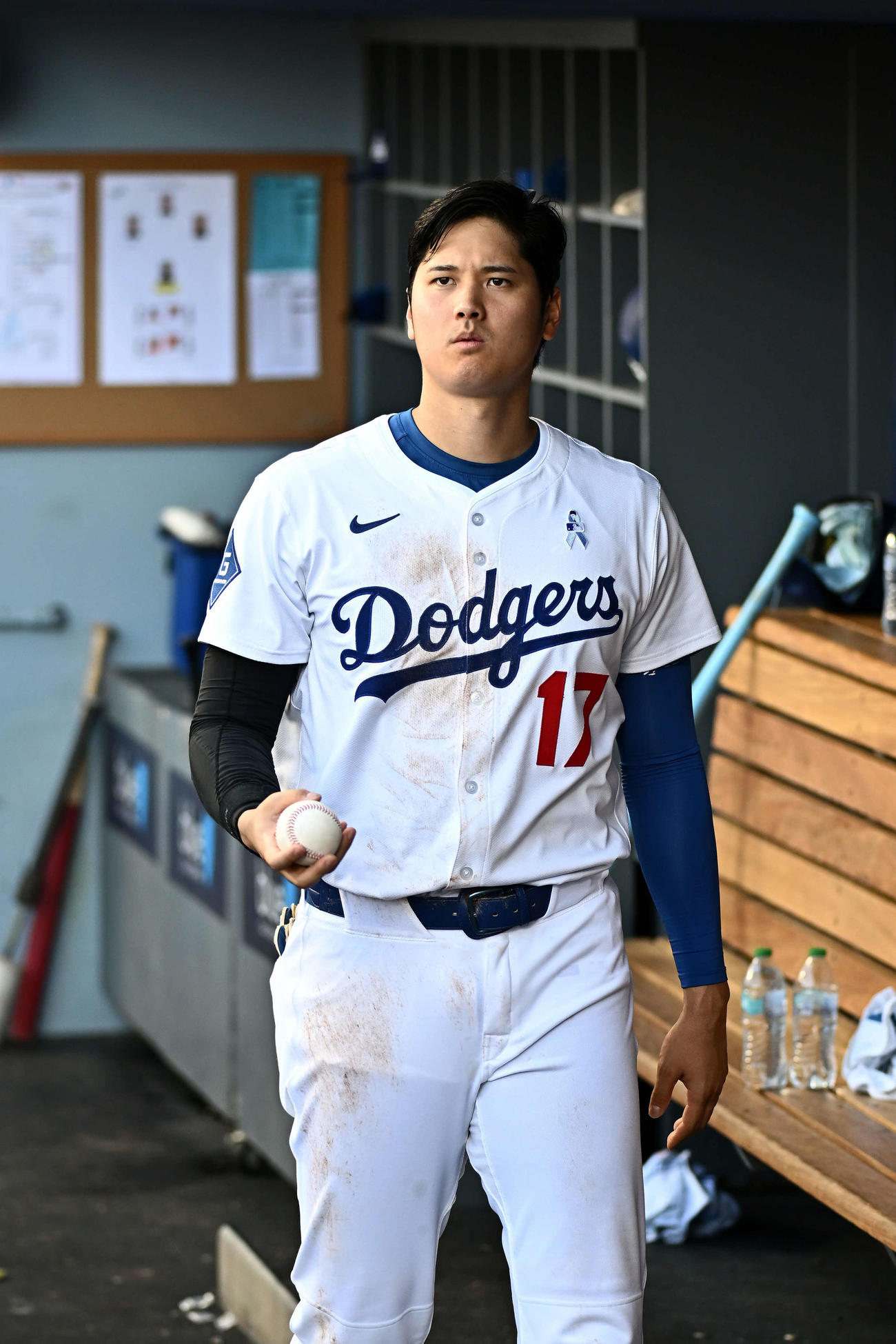 15日、ドジャース対ジャイアンツ　ベンチでボールを手にするドジャース大谷（撮影・滝沢徹郎）