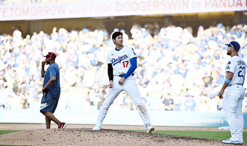 15日、ドジャース対ジャイツ　試合に勝利しナインを迎えるドジャース大谷（中央）はマウンドの上でシャドーピッチングのような動きを見せる（撮影・滝沢徹郎）