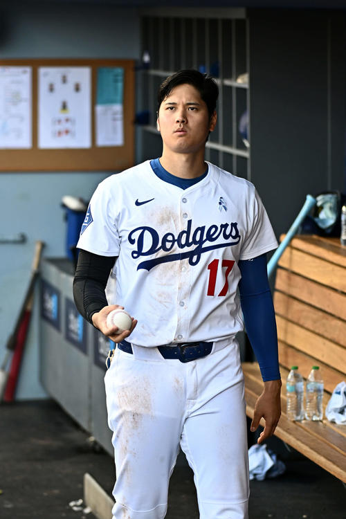 15日、ドジャース対ジャイアンツ　ベンチでボールを手にするドジャース大谷（撮影・滝沢徹郎）