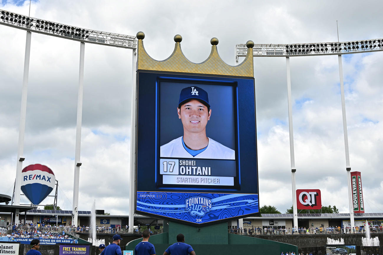 ロイヤルズ対ドジャース　スタメン発表で紹介されるドジャース先発の大谷（撮影・滝沢徹郎）