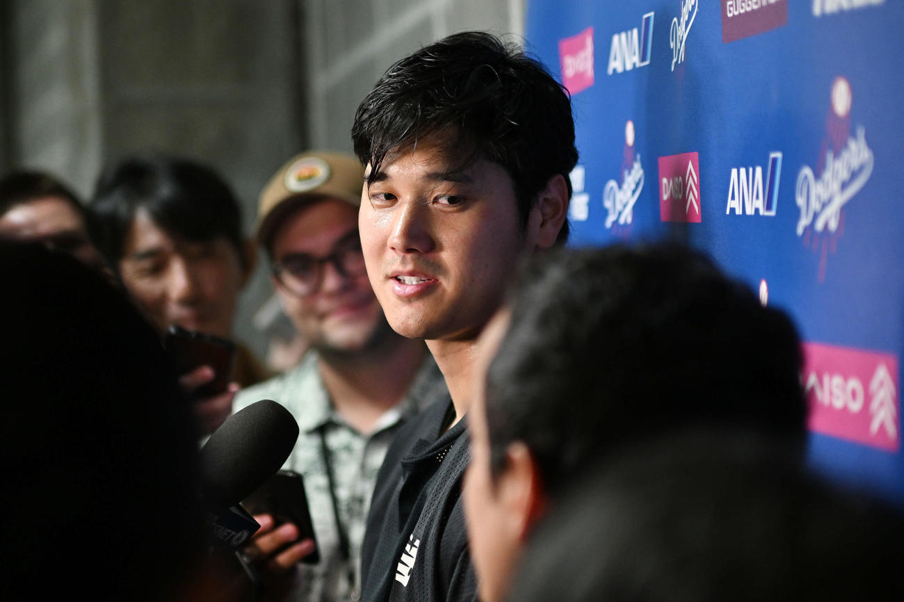 ロイヤルズ対ドジャース　試合後、取材に応じるドジャース大谷（撮影・滝沢徹郎）