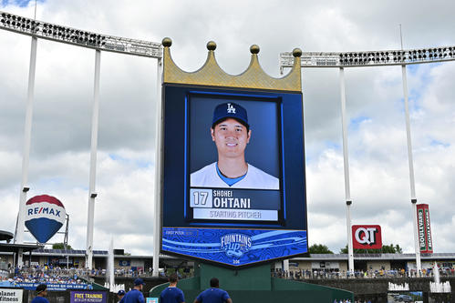 ロイヤルズ対ドジャース　スタメン発表で紹介されるドジャース先発の大谷（撮影・滝沢徹郎）