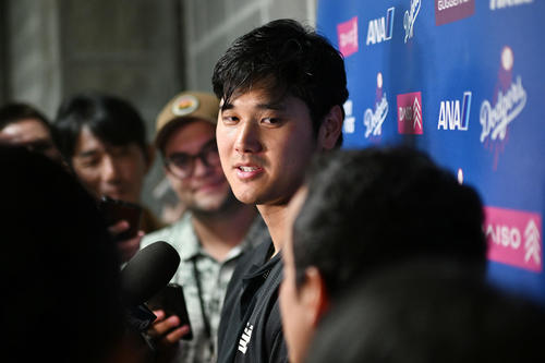 ロイヤルズ対ドジャース　試合後、取材に応じるドジャース大谷（撮影・滝沢徹郎）