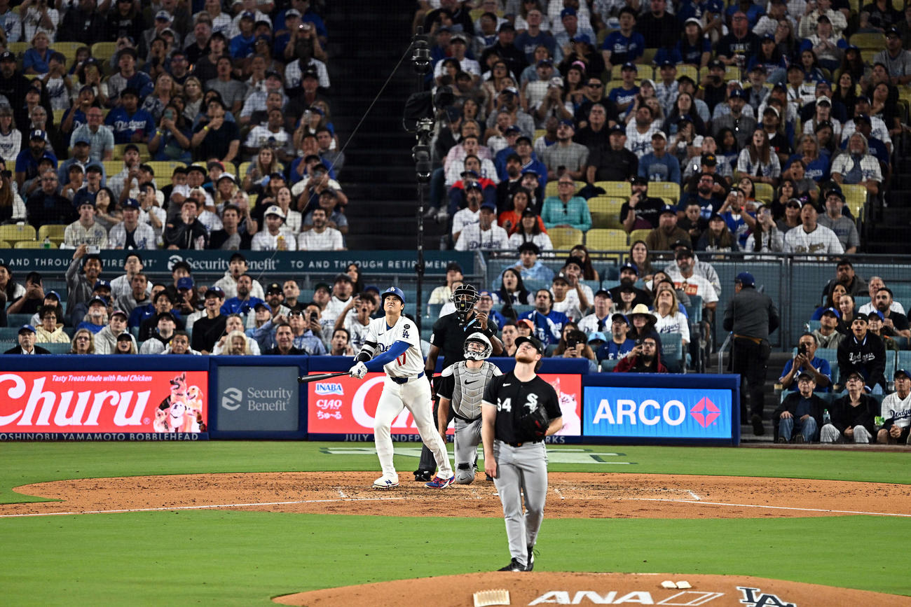 ドジャース対ホワイトソックス　4回裏ドジャース2死、大谷は右中間へソロ本塁打を放つ。投手スミス（撮影・滝沢徹郎）