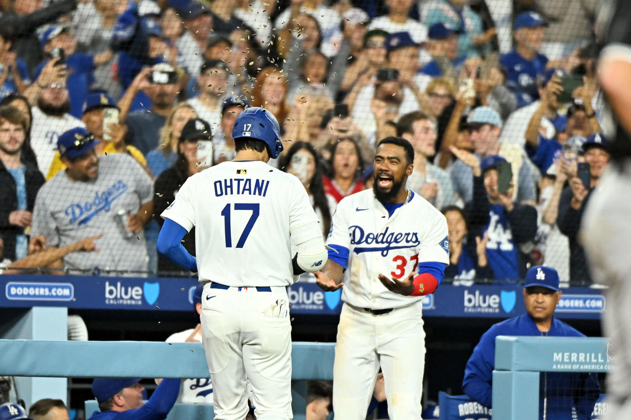 ドジャース対ホワイトソックス　4回裏ドジャース2死、ソロ本塁打を放った大谷（左）はT・ヘルナンデスからヒマワリの種シャワーで祝福される（撮影・滝沢徹郎）
