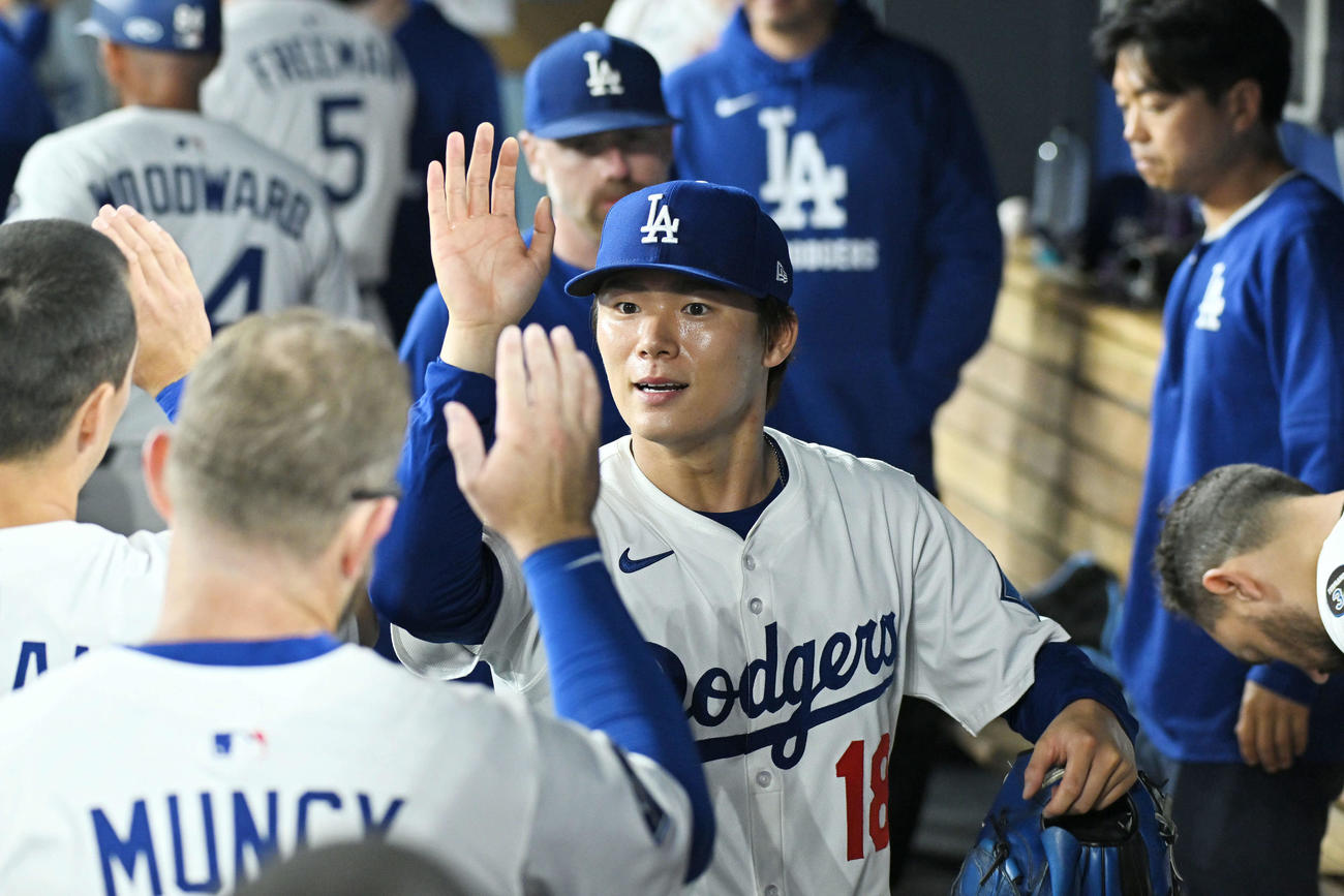 ドジャース対ホワイトソックス　7回表を投げ終えたドジャース先発の山本由伸（中央）はチームメートとタッチをかわす（撮影・滝沢徹郎）