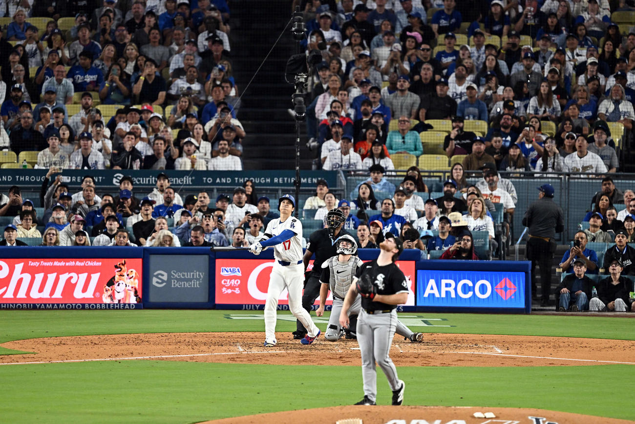 ドジャース対ホワイトソックス　4回裏ドジャース2死、大谷は右中間へソロ本塁打を放つ。投手スミス（撮影・滝沢徹郎）