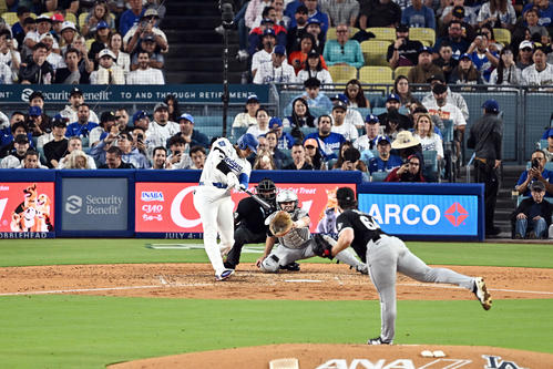 ドジャース対ホワイトソックス　4回裏ドジャース2死、大谷は右中間へ30号ソロ本塁打を放つ。投手スミス（撮影・滝沢徹郎）