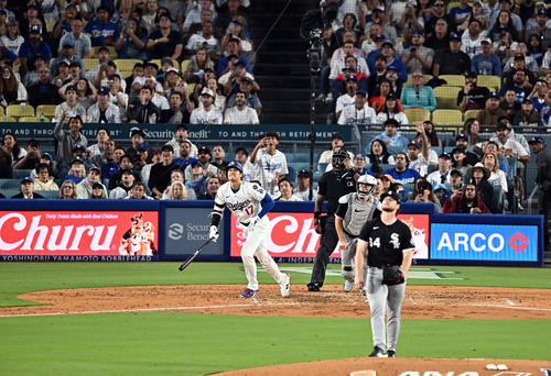 ドジャース対ホワイトソックス　4回裏ドジャース2死、大谷は右中間へソロ本塁打を放つ。投手スミス（撮影・滝沢徹郎）