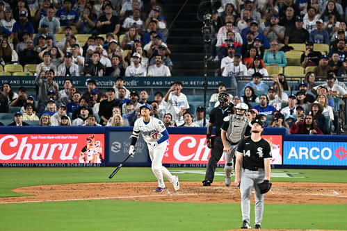 ドジャース対ホワイトソックス　4回裏ドジャース2死、大谷は右中間へソロ本塁打を放つ。投手スミス（撮影・滝沢徹郎）