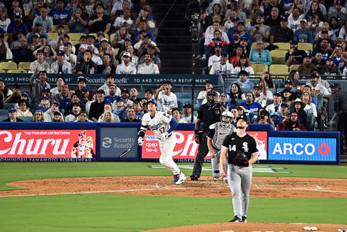 ドジャース対ホワイトソックス　4回裏ドジャース2死、大谷は右中間へソロ本塁打を放つ。投手スミス（撮影・滝沢徹郎）