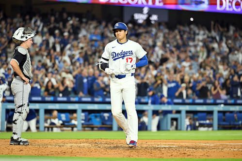 ドジャース対ホワイトソックス　4回裏ドジャース2死、ソロ本塁打を放ち生還する大谷（右）（撮影・滝沢徹郎）